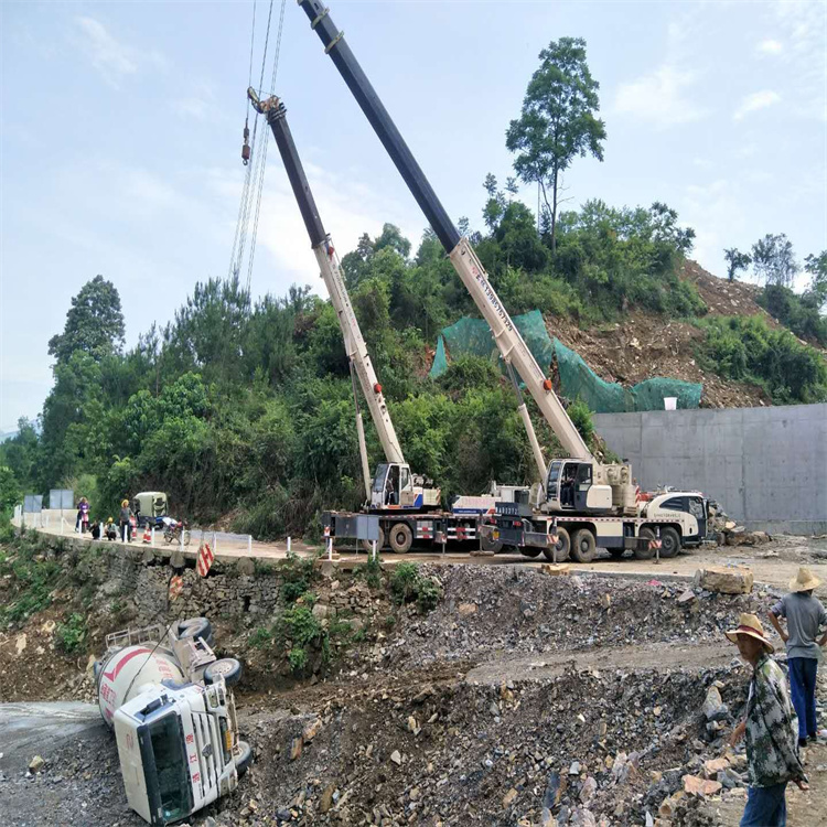 黔西南汽车掉沟里叫吊车救援要多少钱
